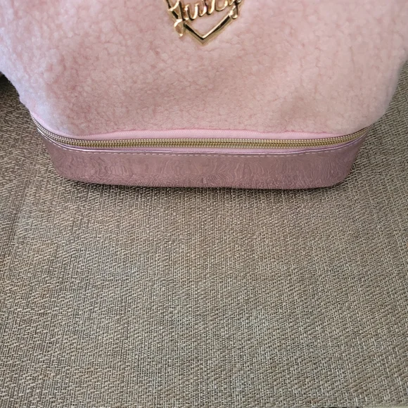 Juicy Couture sherpa top zip cosmetic case, new - Picture 5 of 5